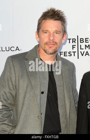 New York, NY USA - Le 14 avril 2016 : Ethan Hawke assiste aux discussions au cours de Tribeca Tribeca Film Festival au Théâtre SVA Banque D'Images