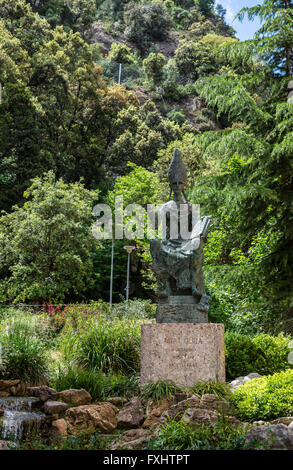 Abbé Oliba statue en l'abbaye bénédictine Santa Maria de Montserrat sur la montagne de Montserrat à Monistrol de Montserrat, en Catalogne, Banque D'Images