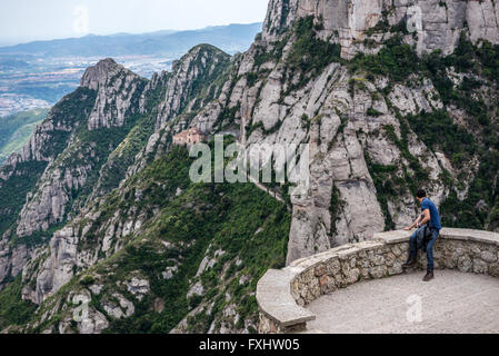 Vue aérienne avec la Sainte Grotte de Montserrat près de abbaye bénédictine Santa Maria de Montserrat, la montagne de Montserrat, en Catalogne, Espagne Banque D'Images