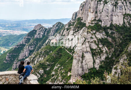 Vue aérienne avec la Sainte Grotte de Montserrat près de abbaye bénédictine Santa Maria de Montserrat, la montagne de Montserrat, en Catalogne, Espagne Banque D'Images