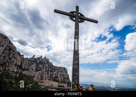 Croix de Saint Michael près de abbaye bénédictine Santa Maria de Montserrat sur la montagne de Montserrat, Monistrol de Montserrat, Espagne Banque D'Images