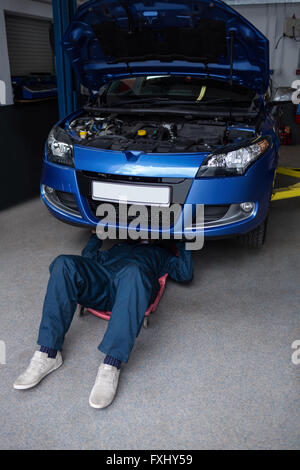 Female mechanic repairing a car Banque D'Images