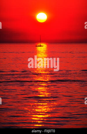 Vue sur le coucher de soleil orange de voilier sur le lac Michigan, Michigan, USA Banque D'Images