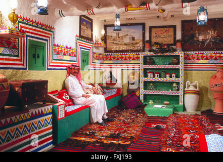 L'homme arabe assis à l'intérieur de l'Arabie traditionnelle accueil près de l'APGA, Royaume d'Arabie Saoudite Banque D'Images