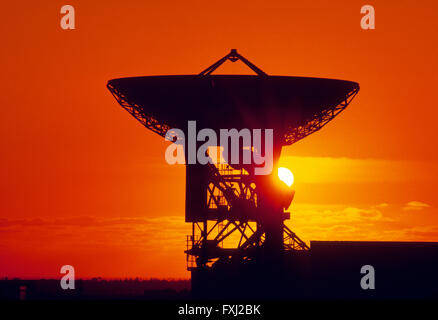 Coucher de soleil sur l'antenne satellite de télécommunications près de Cornwall : Angleterre Banque D'Images