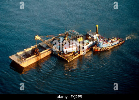 Vue aérienne de tugboat & Dredge barge au Delaware River, près de Philadelphie, Pennsylvanie : USA Banque D'Images