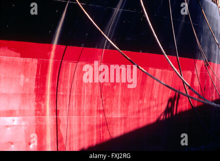 Rouge et noir coque de navire de charge importante ; Gênes, Italie Banque D'Images