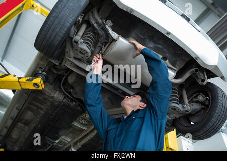 Mechanic repairing a car Banque D'Images