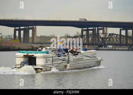 La renaissance Newark Riverfront exécute des tours en bateau sur la rivière Passaic, offrant des leçons sur l'histoire et l'environnement. Newark, New Jersey. Banque D'Images