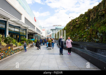 Recherche le long d'une passerelle piétonne au centre commercial Westfield à Shepherds Bush London. Banque D'Images