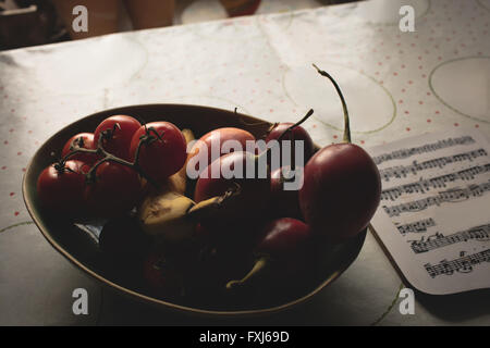 Dans un bol de fruits sur la table Banque D'Images