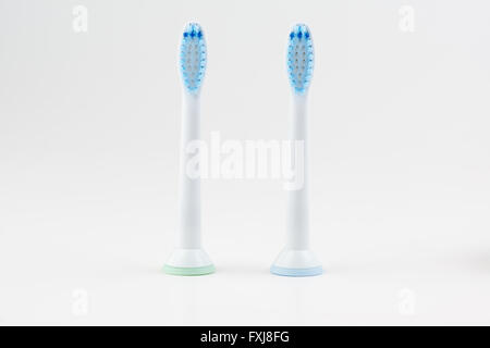 Deux Accessoires pour brosse à dents électrique sur un fond blanc Banque D'Images