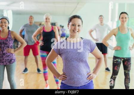 Portrait smiling classe d'exercice avec les mains sur les hanches en studio Banque D'Images