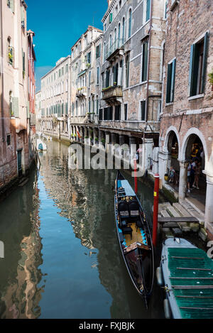 Canal de Venise et Gondola Banque D'Images