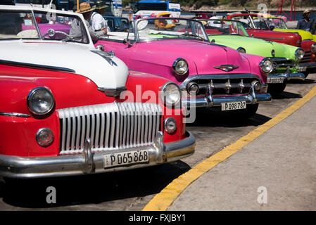 Close up of Horizontal classique coloré Chevrolets stationné à La Havane, Cuba. Banque D'Images