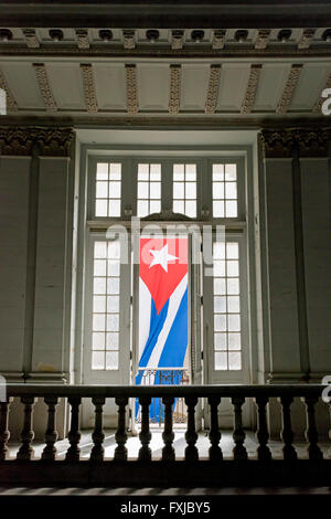 Vue verticale du drapeau cubain à l'extérieur du Musée de l'aviation révolutionnaire à La Havane, Cuba. Banque D'Images