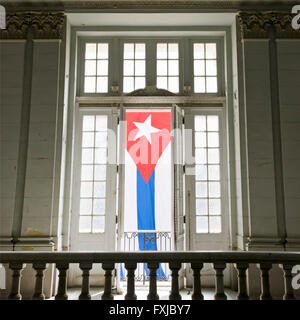 Vue sur la place du drapeau cubain à l'extérieur du Musée de la Révolution à La Havane, Cuba. Banque D'Images