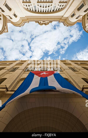 Vue verticale du drapeau cubain à l'intérieur du Musée de la Révolution à La Havane, Cuba. Banque D'Images