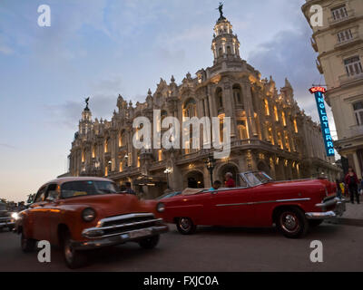 Close up of Horizontal vintage voitures américaines en face du Grand Théâtre au coucher du soleil à La Havane, Cuba. Banque D'Images