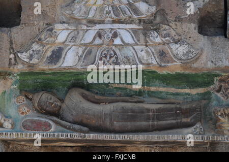 Bouddha couché sculpté dans mur, Ta Prohm de Tonle Bati, Province de Takéo, Bati, Cambodge. crédit : Kraig Lieb Banque D'Images