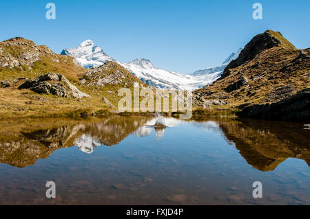 Les montagnes suisses se reflétant dans un lac Banque D'Images