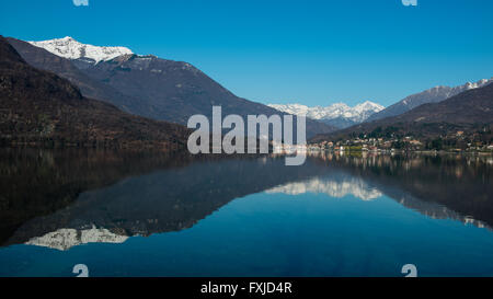 Les montagnes suisses se reflétant dans un lac Banque D'Images