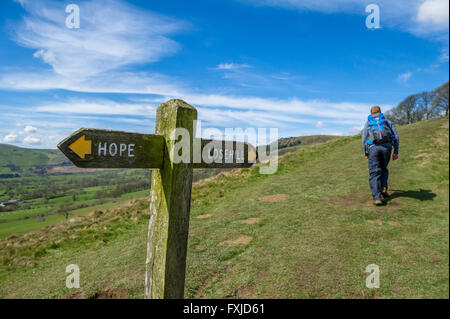 Panneau en bois indiquant la direction de l'espoir et perdre Hill, une partie de la sentier de Mam Tor, dans le Peak District, Derbyshire. Banque D'Images