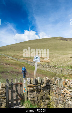 Le sentier ascendant mâle walker à Mam Tor de Windy Knoll dans le Peak District, Derbyshire, Angleterre, Royaume-Uni Banque D'Images