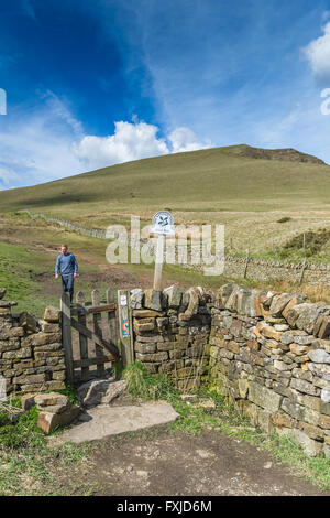 Walker mâle descendant le sentier de Mam Tor de Windy Knoll dans le Peak District, Derbyshire, Angleterre, Royaume-Uni Banque D'Images