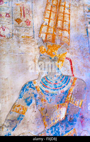 Le Roi de l'Egypte ancienne Ramsès II à mur sculpté. Conservé la couleur d'origine. (Le Temple de Kalabsha, Egypte) Banque D'Images