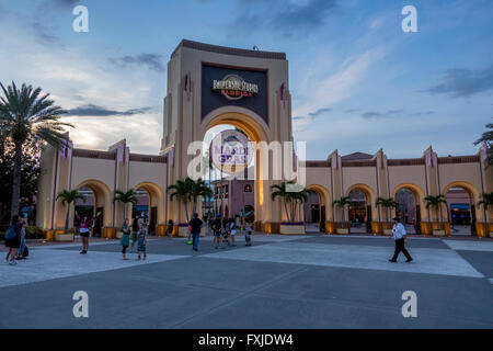 Entrée principale au parc à thème Universal Studios Orlando la Floride dans la nuit Banque D'Images