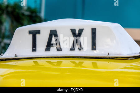 Lumineux montés sur le toit Enseigne sur un taxi jaune dans l'United States Banque D'Images