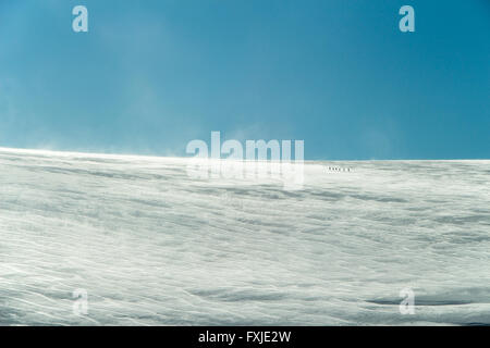 Les alpinistes minuscule traversant le glacier sur le Breithorn passent près de Zermatt, à la frontière entre la Suisse et l'Italie Banque D'Images