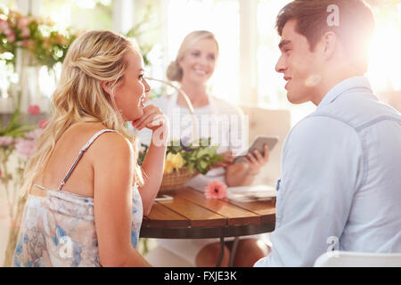 Couple talking avec dans le magasin de fleurs fleuriste Banque D'Images