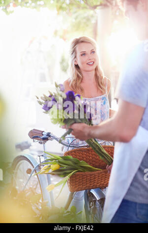 Placer dans le panier de fleurs fleuriste on woman's location Banque D'Images