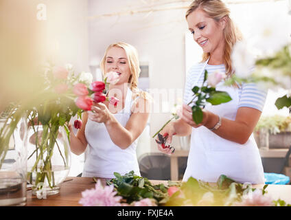 Les fleuristes en souriant l'organisation bouquet de fleurs Banque D'Images