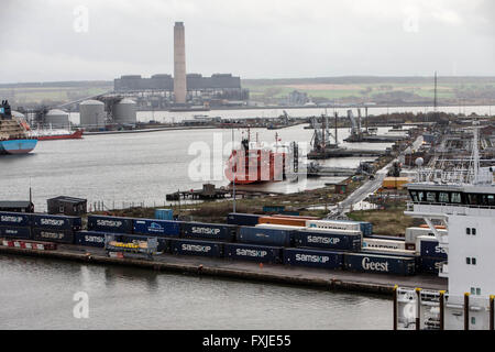 Navires étant déchargé au port de Grangemouth Banque D'Images