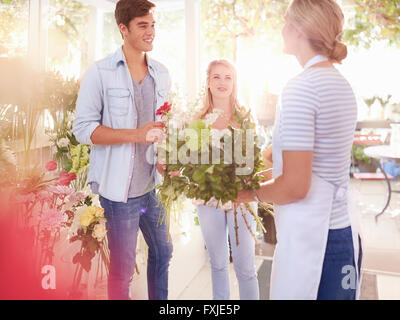 Aider les clients à choisir des fleurs fleuriste in flower shop Banque D'Images