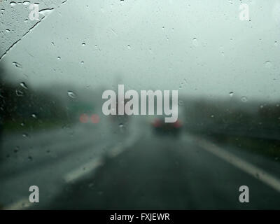 Visibilité par temps de pluie pare-brise Banque D'Images