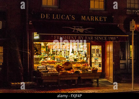 De Luca's Market fruits et légumes et épicerie fine sur Charles St , Beacon Hill, Boston, Massachusetts, États-Unis Banque D'Images