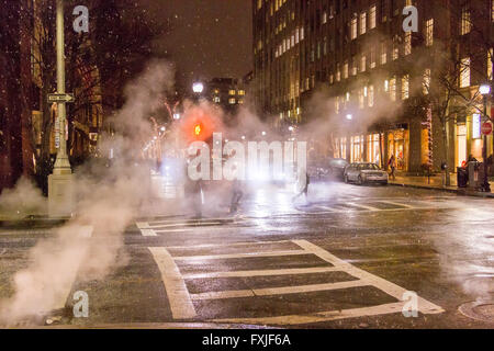 Vapeur s'élevant d'un trou d'homme ou d'une couverture de drainage sur Newbury Street pendant une tempête de neige, Boston , ma , USA Banque D'Images