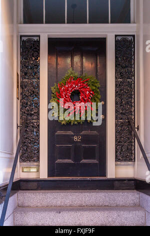 Une couronne de Noël sur une porte d'entrée sur une maison à Beacon Hill Beacon Hill , Boston, Massachusetts, Etats-Unis Banque D'Images