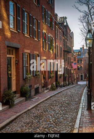 Acorn St dans le quartier Beacon Hill de Boston, une petite rue pavée de roserres historiques, Boston, Massachusetts, USA Banque D'Images