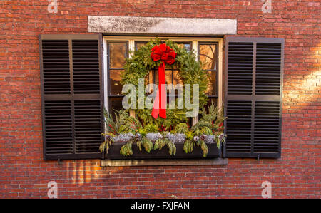 Gerbe pendu à une fenêtre avec des volets noirs dans un bâtiment en brique rouge , St Acorn Beacon Hill, Boston, USA Banque D'Images