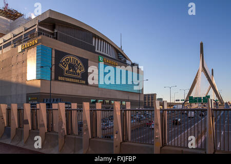 Le stade sportif TD Garden à Boston, stade des Boston Celtics et des Boston Bruins, avec le pont Zakim Bunker Hill au loin, Boston, ma Banque D'Images