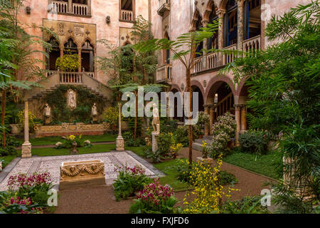 La cour du jardin au musée Isabella Stewart Gardner, Boston, Massachusetts, États-Unis Banque D'Images