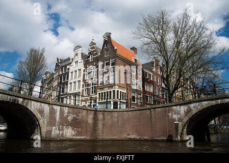 Façades de bâtiments historiques le long des canaux à Amsterdam Pays-Bas Banque D'Images