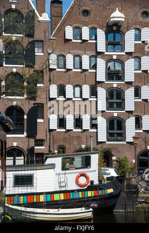 Façades de bâtiments historiques le long des canaux à Amsterdam Pays-Bas Banque D'Images