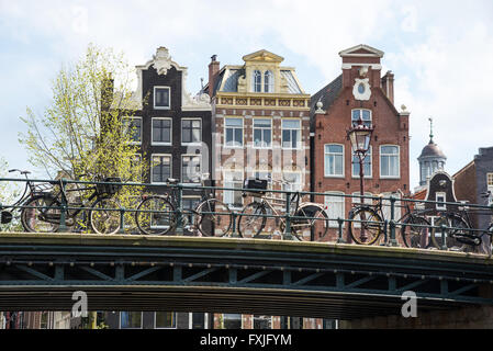 Façades de bâtiments historiques le long des canaux à Amsterdam Pays-Bas Banque D'Images