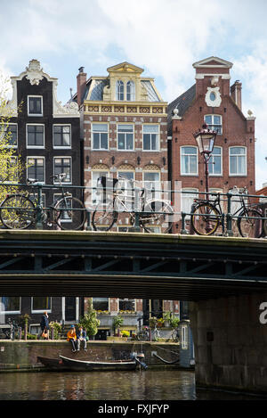 Façades de bâtiments historiques le long des canaux à Amsterdam Pays-Bas Banque D'Images